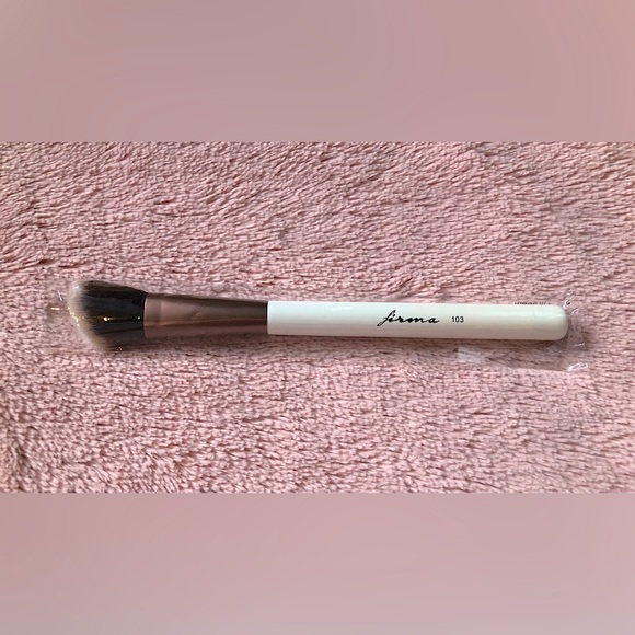 BNIB Firma beauty angled contour brush #103 - Picture 1 of 2